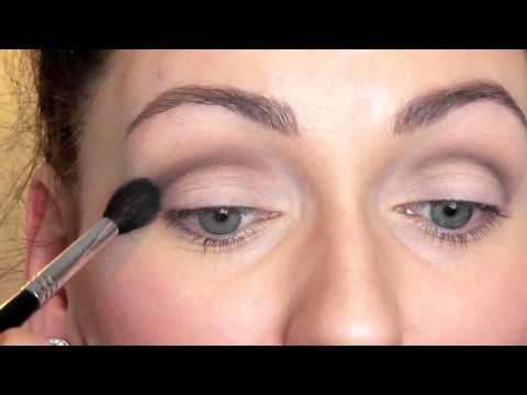 Video: So Korrigieren Sie Ein überhängendes Augenlid Mit Make-up: Wir Analysieren Es Am Beispiel Von Sternen