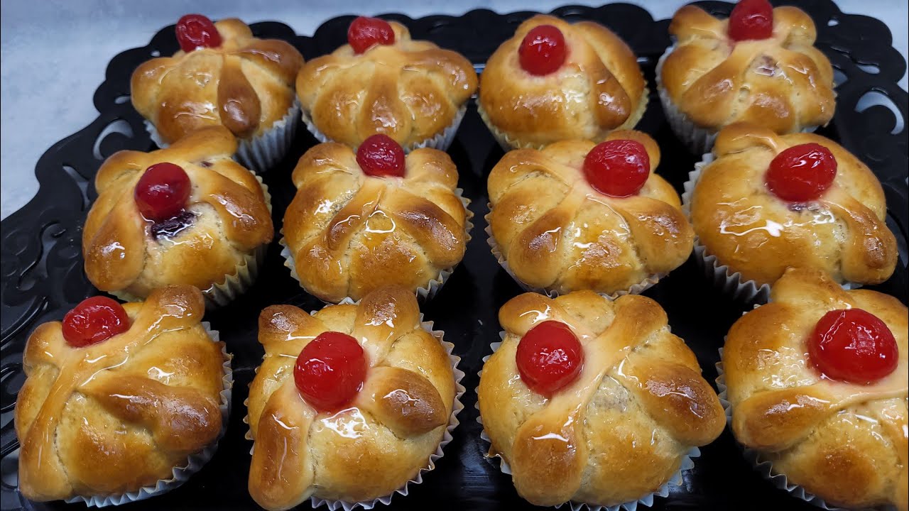 mini pan de muerto en molde de mantecadas rellenos de fresa