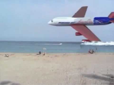 Impresiontante: Ala de avión toca el mar (Lucky Airlines in Palm Beach)