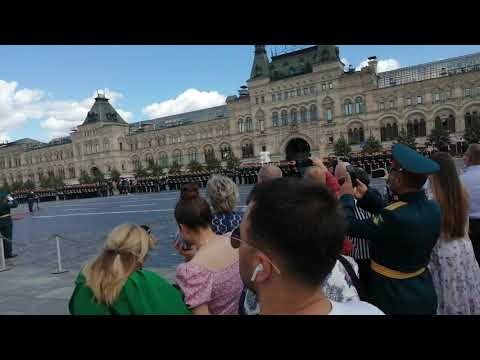 Видео: Училище на площада