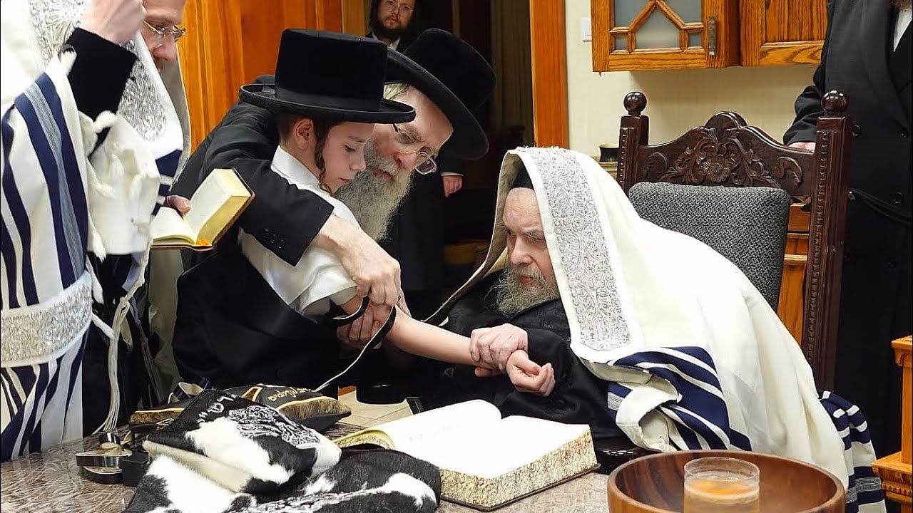 באופן נדיר במיוחד: האדמו״ר מבעלזא בהנחת תפילין לבחור בר מצוה-למרות חולשתו