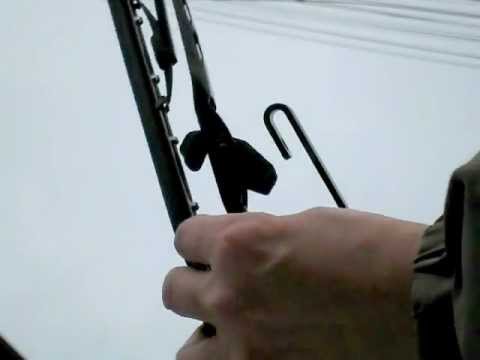 Video: Paano mo ilagay sa windshield wiper hook?