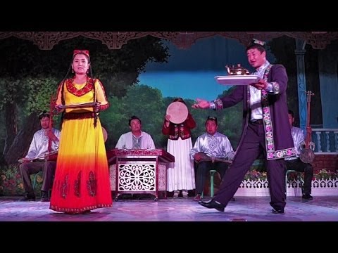 uyghur-song-and-dance-performance,-kumul,-xinjiang-uyghur