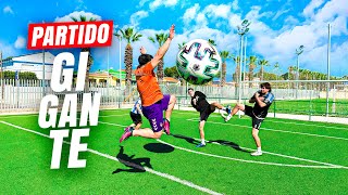 ⚽ PARTIDO de FÚTBOL con BALÓN GIGANTE !!  ¡Retos de Fútbol!