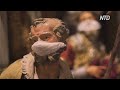 Неаполитанский ремесленник создал персонажей вертепа в масках