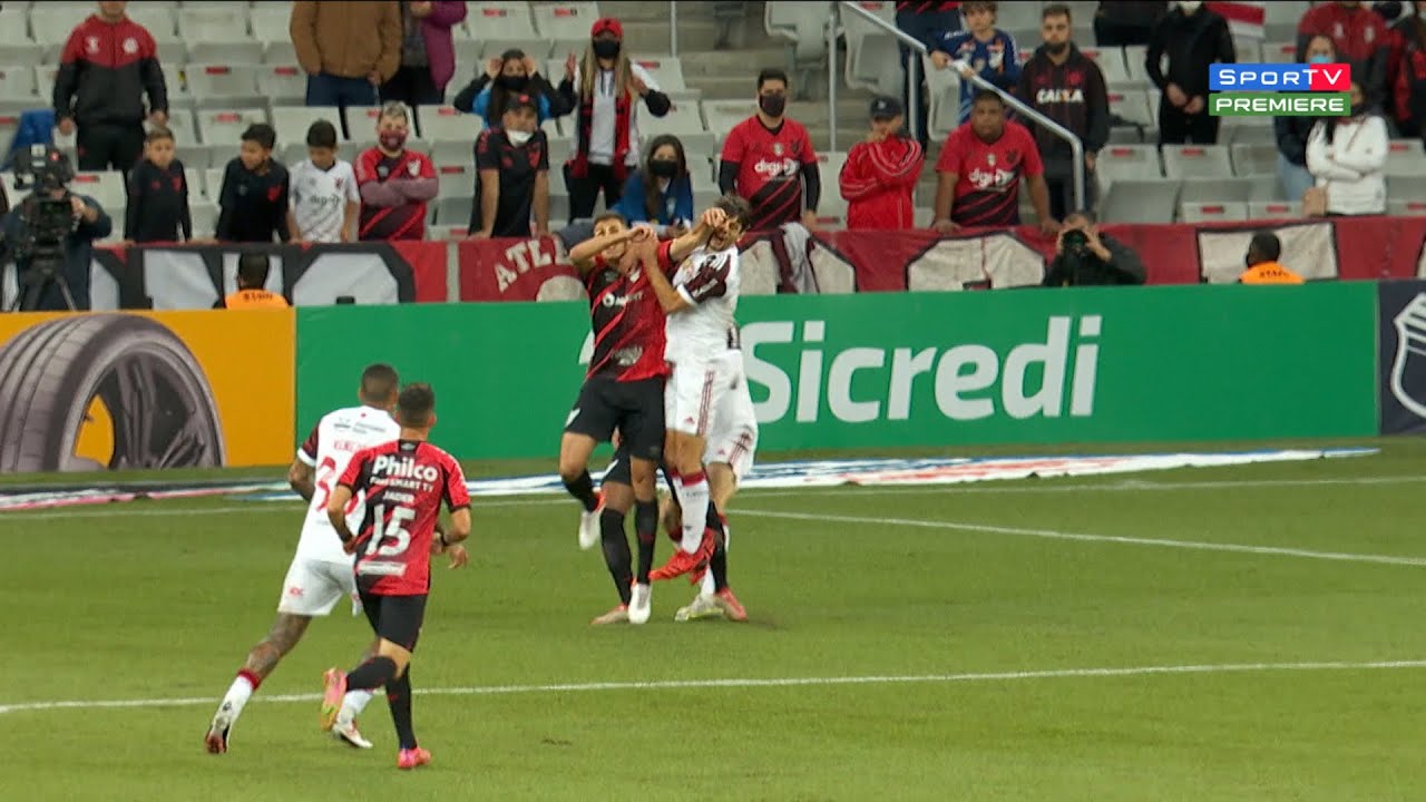 Foto mostra lance de Capasso que originou o pênalti do Flamengo