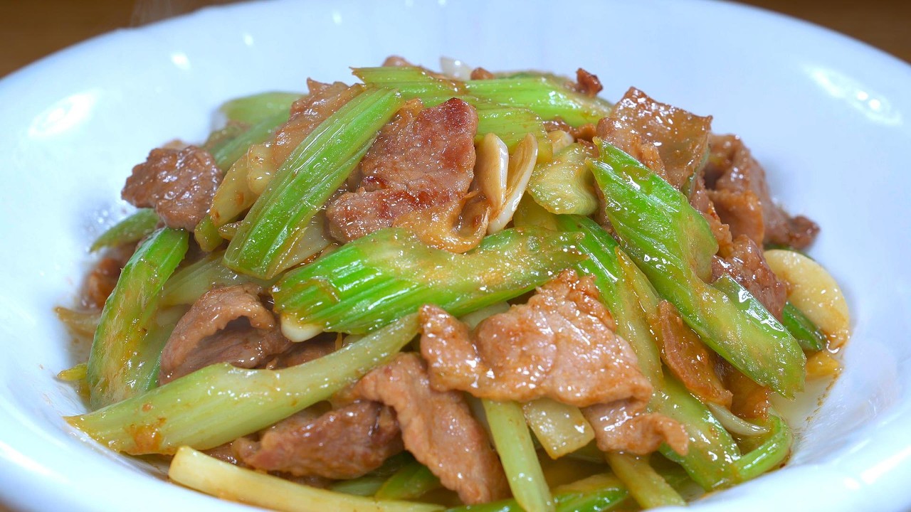 最最家常的芹菜炒肉，做法简单，芹菜脆爽，肉质滑嫩不柴，别的毛病没有，就是费米饭#like #美食分享日常 #cooking