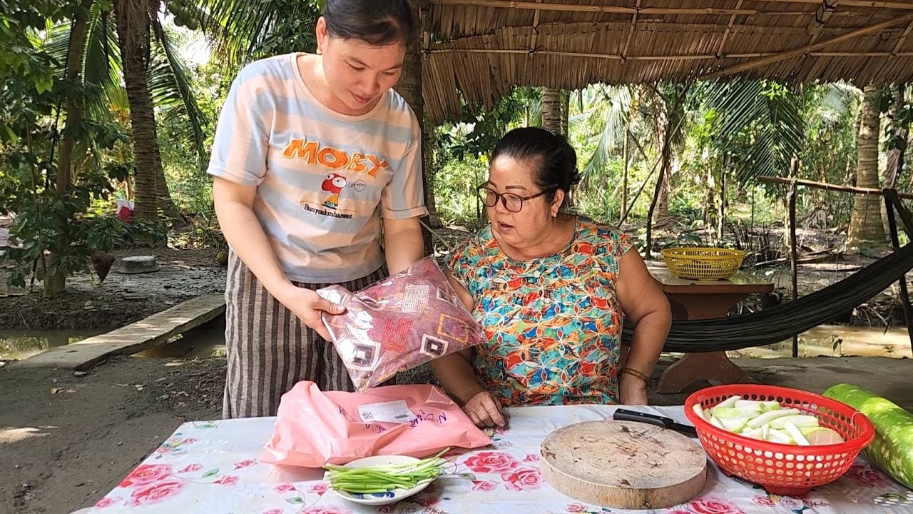 Mẹ Chồng Bất Ngờ Khi Con Dâu Mới Vừa Thu Hoạch Dừa Liền Đi Chợ Mua Đồ Về Tặng Mẹ |TKQ & Family T2318