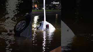 Bijzondere beelden! Bestuurder springt uit auto, vlak voordat die in het water belandde | RTV Oost screenshot 5