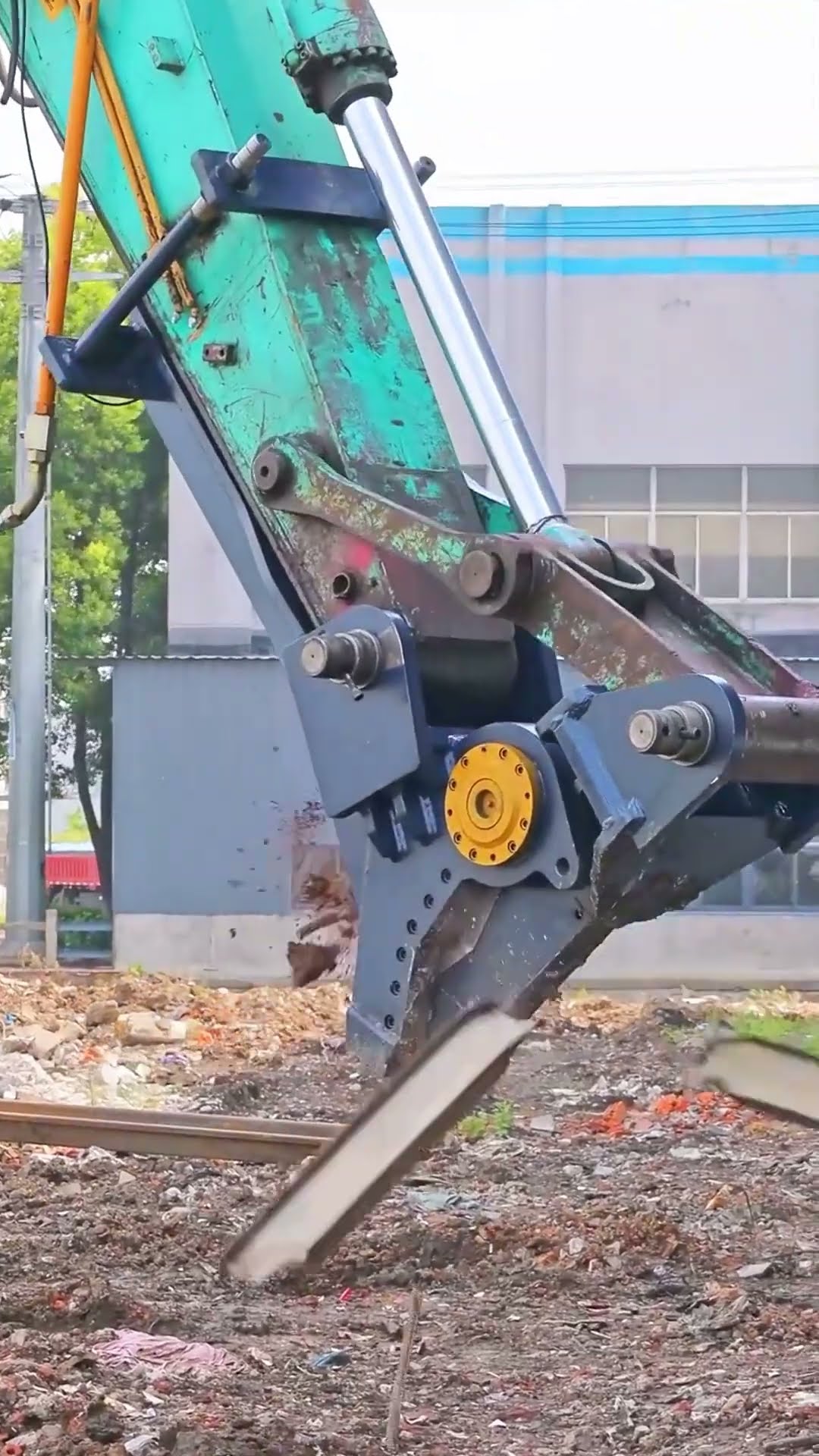 Hydraulic scissors cutting steel process- Good tools and machinery make work easy