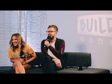 Video: Caroline Flack (televisionspresentatör) Nettovärde: Wiki, Gift, Familj, Bröllop, Lön, Syskon