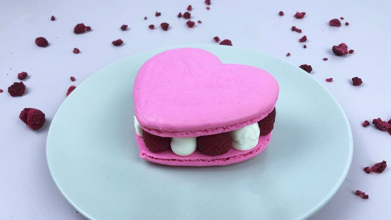 RASPBERRIES & CREAM HEART MACARONS - YouTube