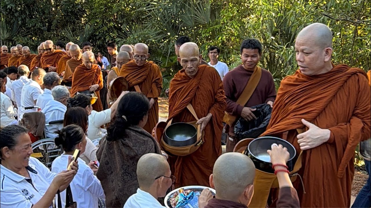 ร่วมอนุโมทนาทำบุญตักบาตร พระกว่า 300 รูป ณ ช่องเม็ก 19/1/69