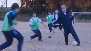 白岩瑠姫、サッカーシーンで久間田琳加にキーパー指導！華麗な足さばきも　映画『夜が明けたら、いちばんに君に会いにいく』本編＆メイキング