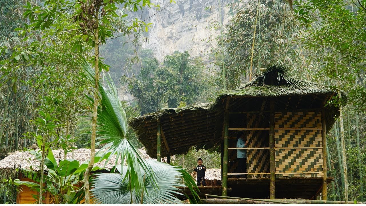 The Efforts of a Single Mother to Build a Bamboo Villa — A Surprising Success