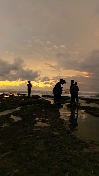 Suasana senja di bibir pantai