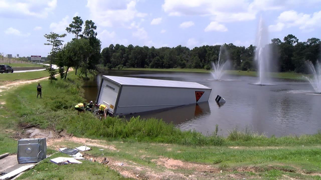 071025 118 WHEELER SINKS IN POND  AFTER CRASH