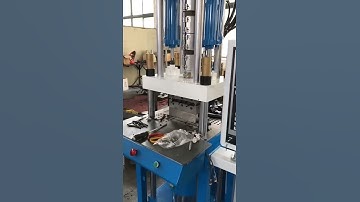 Plug vertical injection molding making machine