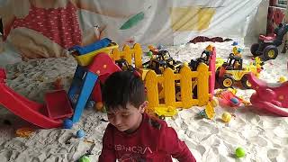 Yiğit Aras Kum Havuzunda Kardeşiyle Oyunlar Oynadi