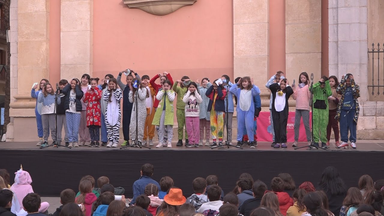 Coros escolars amb la sàtira dels més petits al Carnaval de Vilanova