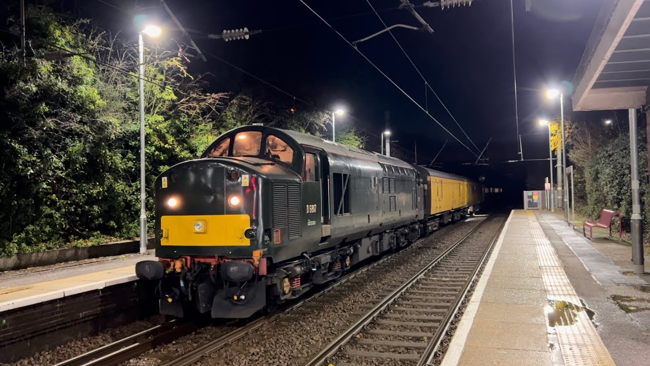 Locomotive Services 37521 arrives and departs Mistley working 1Q99