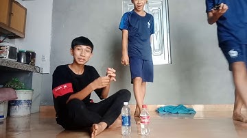 Troll thằng bạn  uống nước ớt