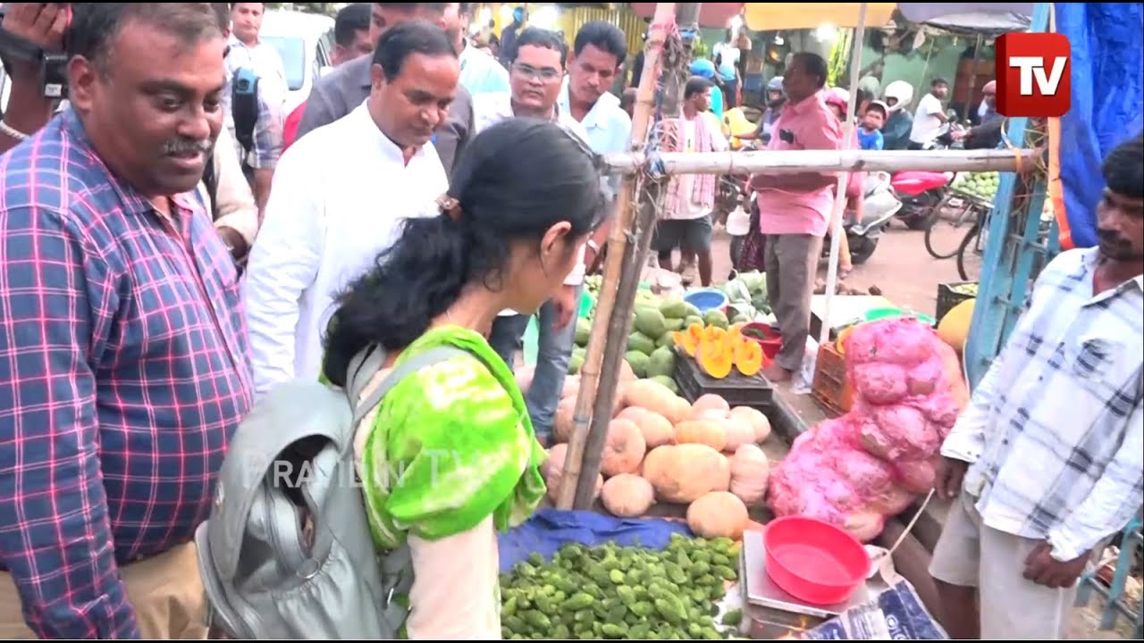 ଭୁବନେଶ୍ୱର ହାଟରେ ବେପାରୀଙ୍କୁ ପରିବା ଦର ପଚାରିଲେ ଖାଦ୍ୟ ଯୋଗାଣ ମନ୍ତ୍ରୀ  lMinister Krushna Chandra Patra