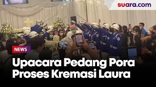 Upacara Pedang Pora Warnai Proses Kremasi Laura Anna