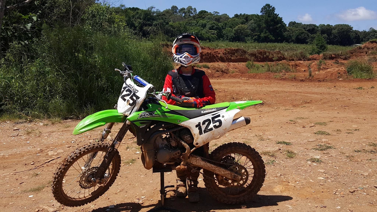 Pequeno Garoto Correndo Em Sua Competição Motocross Fora Da