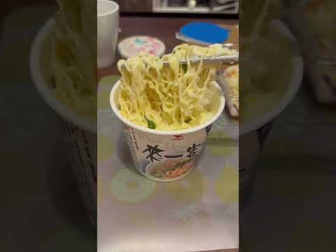 來一客泡麵隱藏版吃法～牛奶加調味料煮滾，打一顆蛋在杯麵裡，淋上去，悶一下，牛奶海鮮泡麵上桌！#台灣 #美食 #泡麵 #美食分享 #taiwan #food #instantnoodles #milk