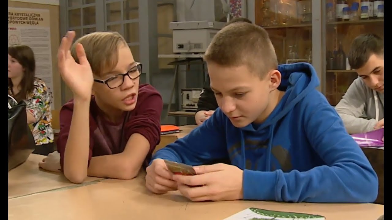 Uczniowie przez przypadek zdetonowali w klasie śmierdzącą bombę [Szkola odc. 102]