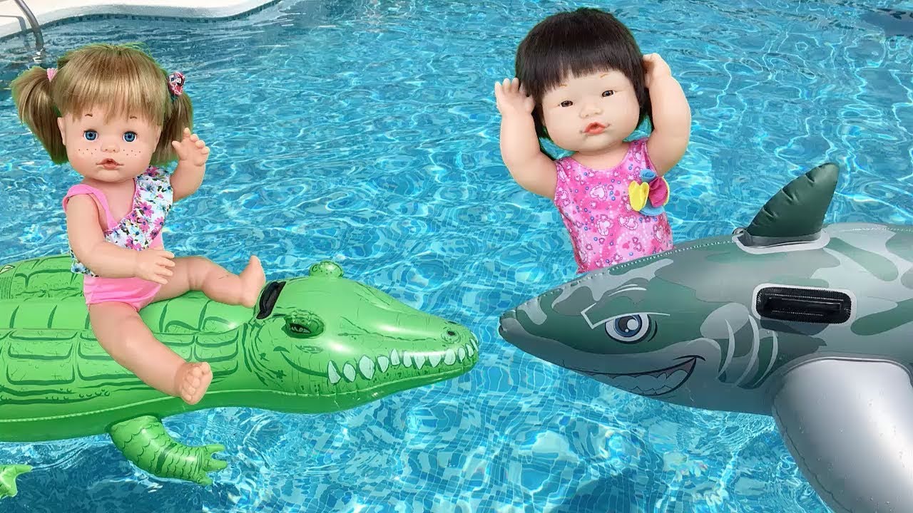 ani y ona en la piscina