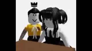 Menina Batendo A Cara Da Outra Na Mesa