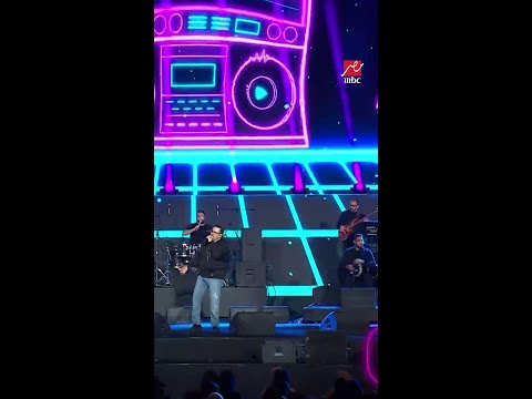 إحساس هشام عباس يخطف قلوب الحاضرين أثناء أغنية تعالى