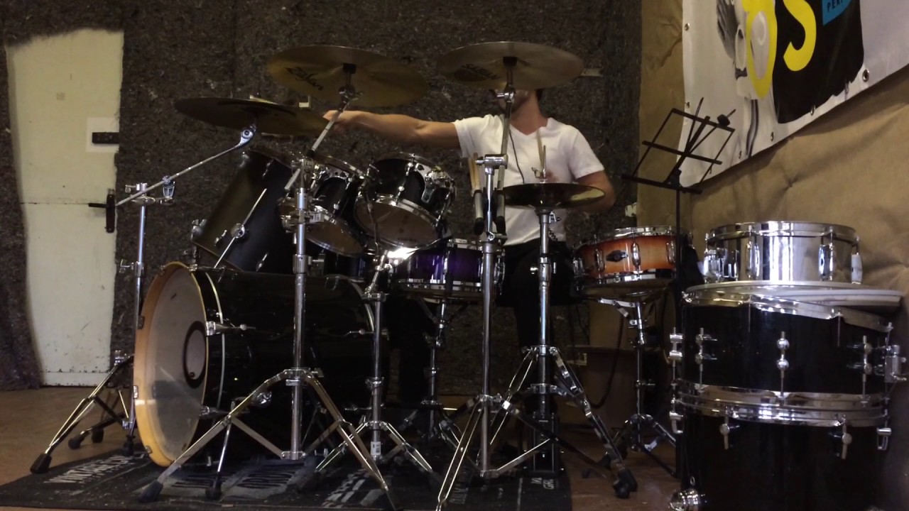 Vad Samos plays groove