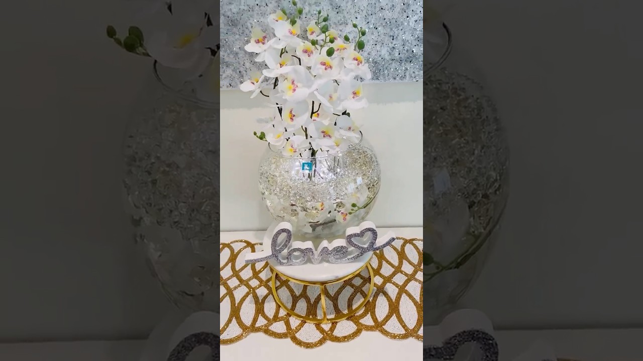 Beautiful Weeding Centerpiece Idea with clear water gel beads 