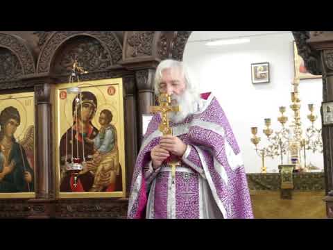 Женщина показывает крест Женщина показывает крест