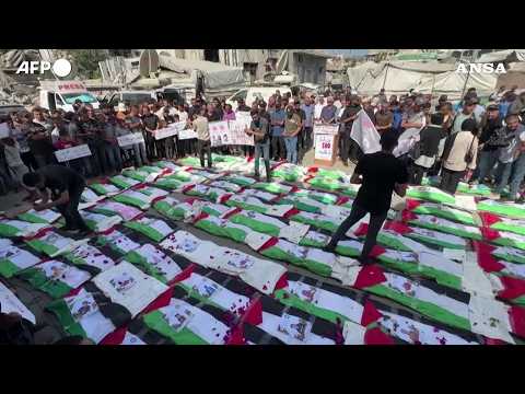 Gaza, funerale di massa per 100 vittime estratte dalle macerie: i corpi nelle bandiere palestinesi