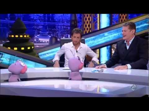 David Hasselhoff en su visita al TV Show "El Hormiguero" de Antena 3, conducido magistralmente por el presentador valenciano Pablo Motos. Acude con motivo de la premier de la pelÃ­cula "Fuga de Cerebros 2". El actor norteamericano conocido por sus papeles en series como "Los vigilantes de la playa" y especialmente en nuestro Pais por su papel de MICHAEL KNIGHT en "El coche fantÃ¡stico". MÃ­tica de los 80's.