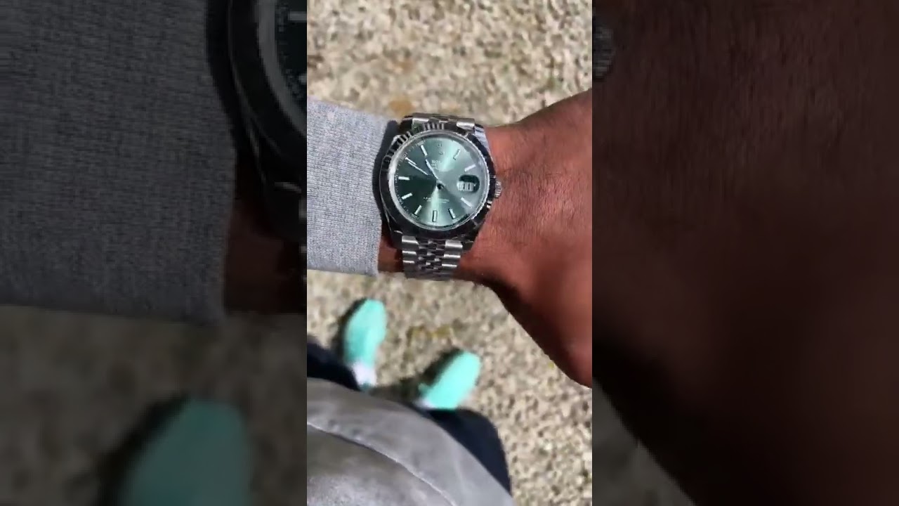 Wrist rolling the DateJust 41 in mint green dial.•