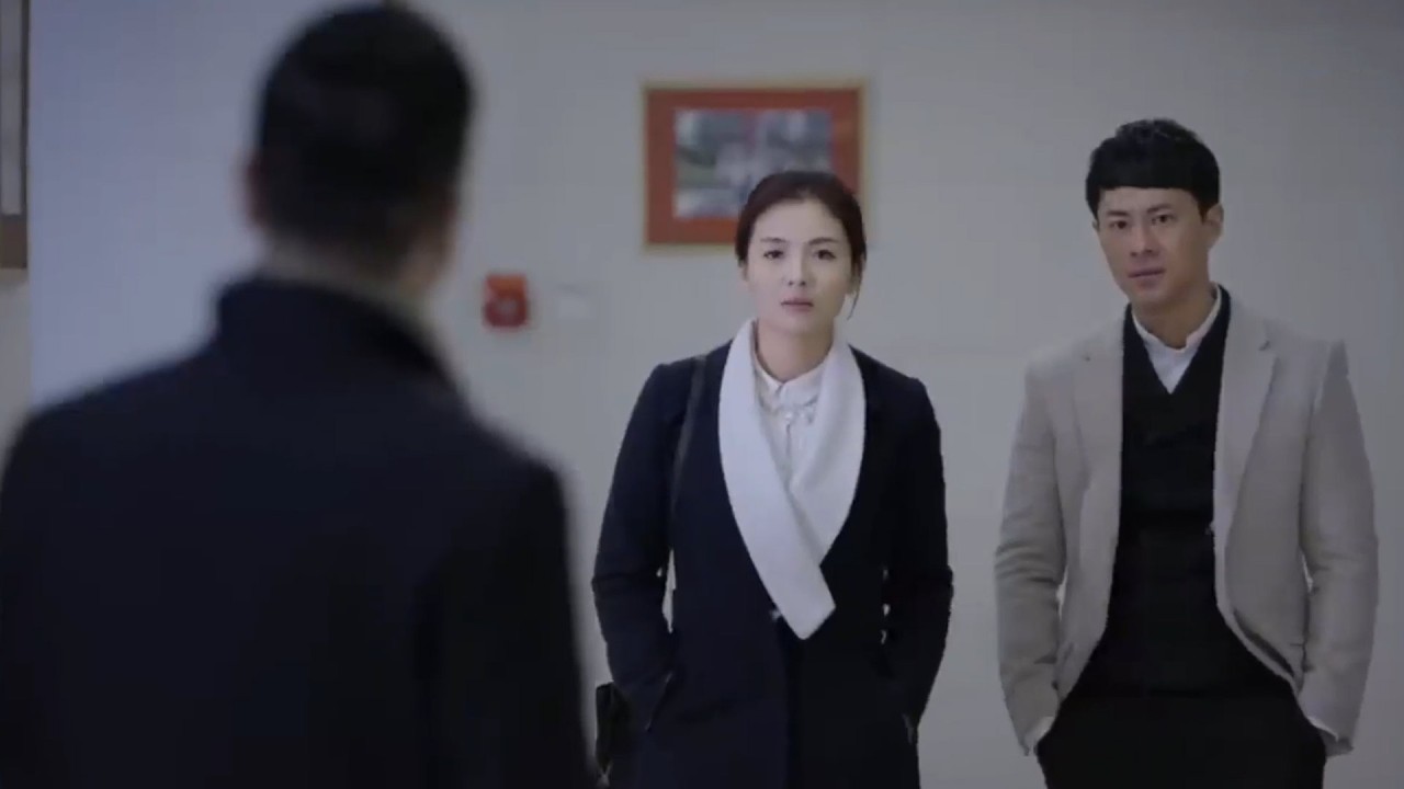 Увидев жену с бывшим, муж молча уходит; она глубоко жалеет.