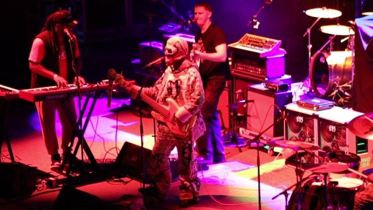 MonoNeon opening for Primus... LIVE in Shreveport, LA... "Tell Me That This Love Ain't Real"