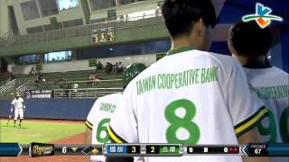 20140611-2 爆米花 國訓vs合庫 6下 林室澄帶起反攻氣勢，先來一支1分打點安打。