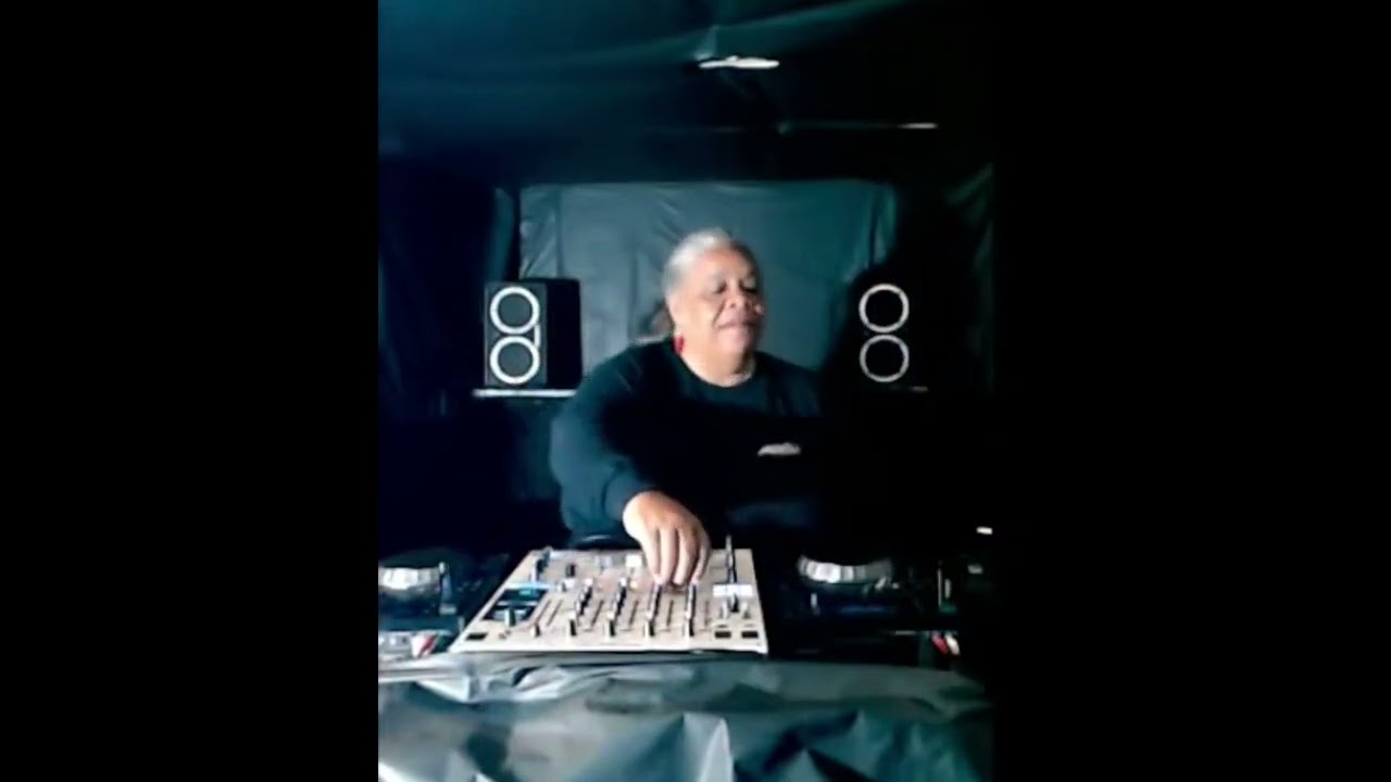 Dave John's - 'The People (Trecci remix)' [Jazzé Records 012] played by DJ Cent from Detroit.