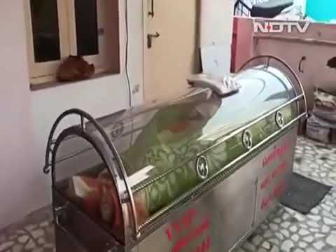 بعد ليلة كاملة في ثلاجة الموتى رجل يستيقظ فجأة وقت جنازته فيديو 