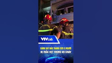 Cảnh sát bắc thang cứu 5 người mắc kẹt trong căn nhà bị cháy lúc nữa đêm