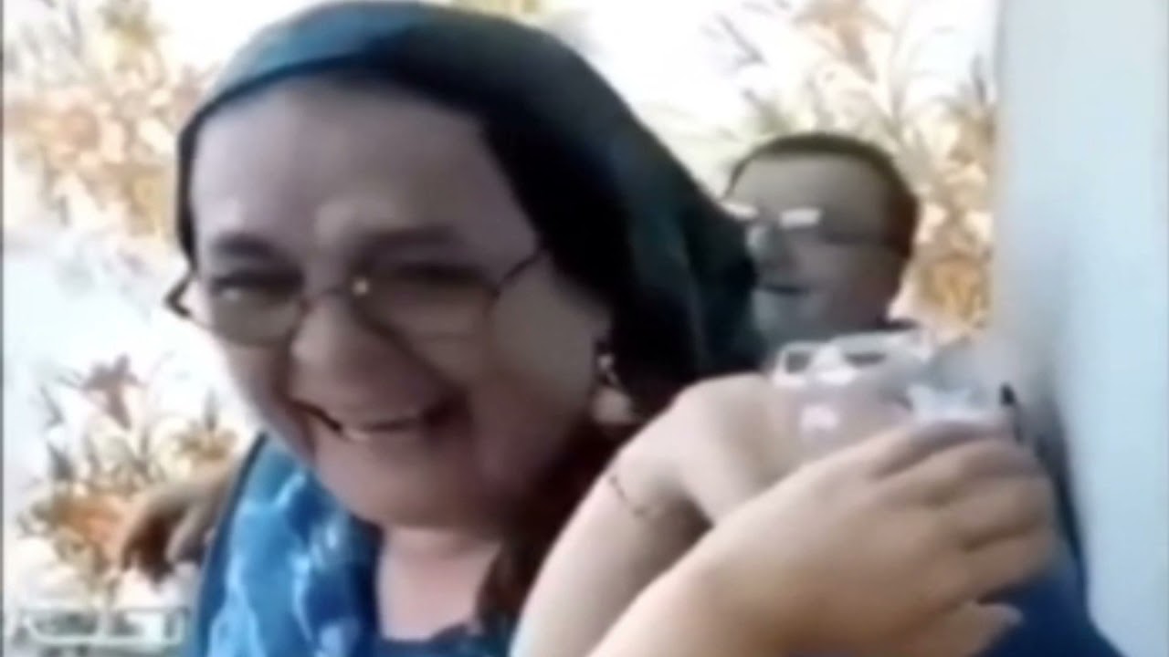 PERSONE CHE RIDONO                                  PEOPLE LAUGHING