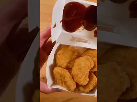 Вот как нужно есть наггетсы