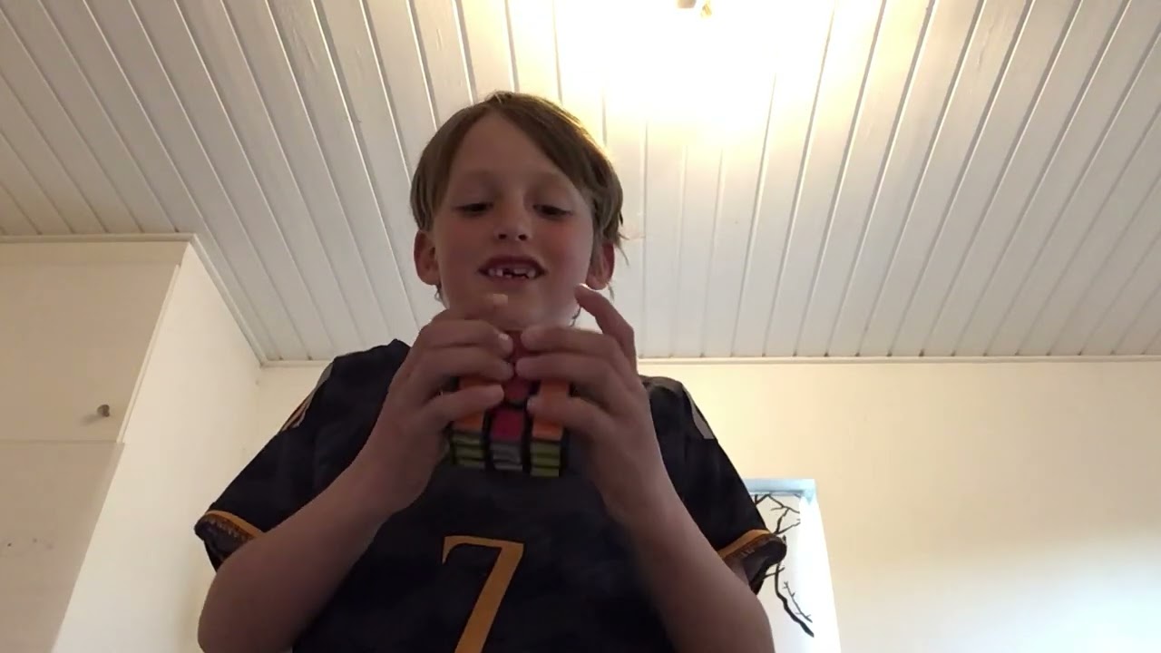 rubiks kjyub samler med lukked øjne
