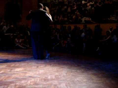 Verónica Alegre y José Luis Ferraro en Salón Canning